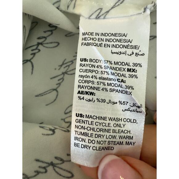 Chico’s Script Print Long Sleeve Button Down Blouse size 2P - L/12P - Picture 8 of 8